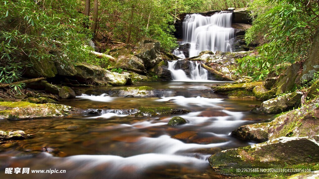 山林间的潺潺溪流瀑布