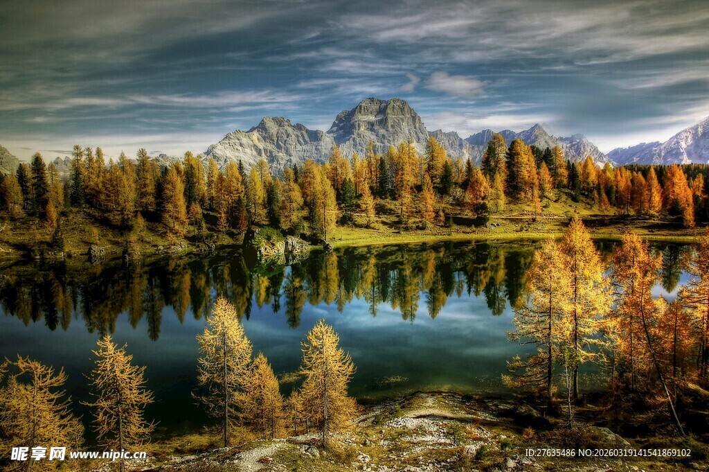 秋日湖畔森林美景