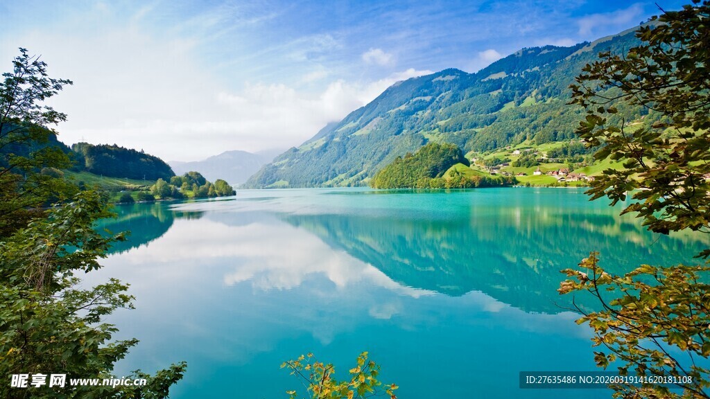 秀丽山水间的澄澈湖泊