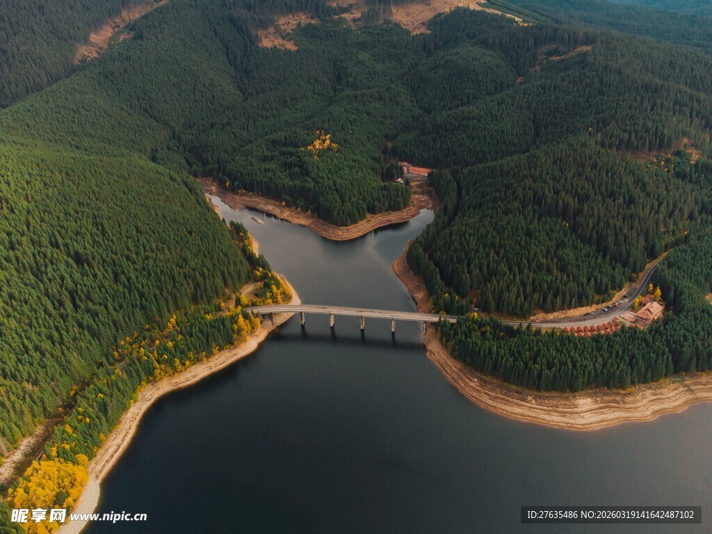 青山绿水间的跨河桥梁