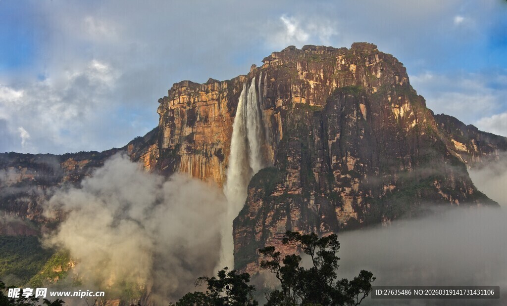 云雾缭绕的壮丽山峰瀑布