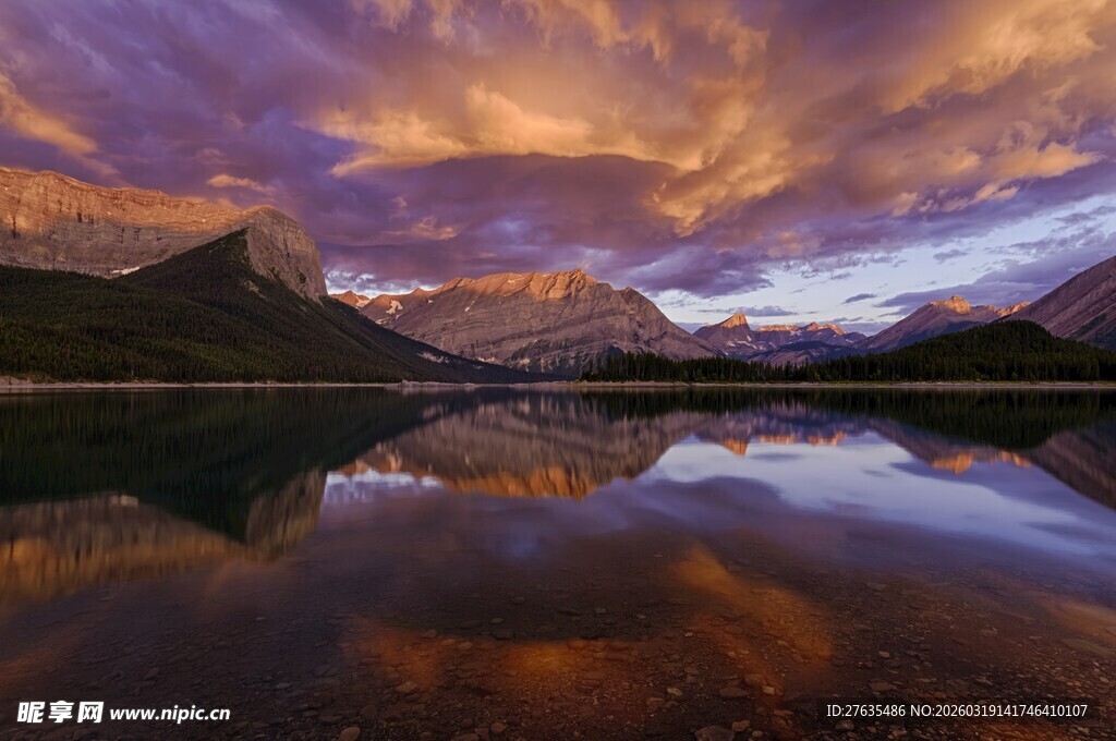 壮丽湖山的梦幻霞光