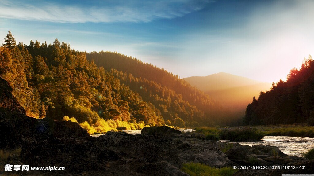 夕阳下的山林河岸美景