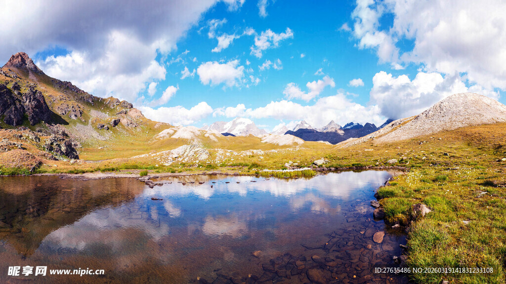 山间静谧湖景