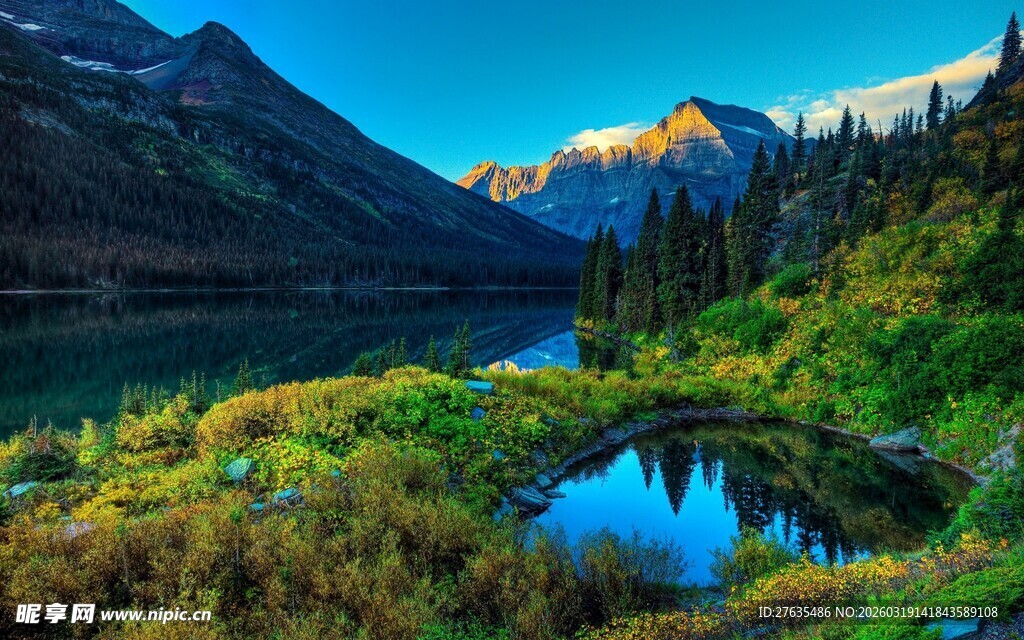 山间湖畔美景
