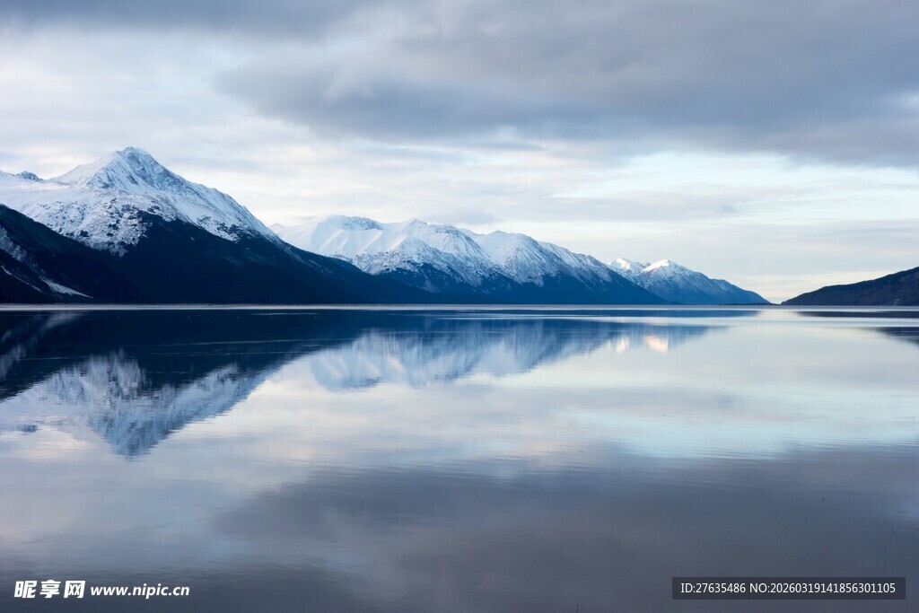 宁静湖面映雪山美景