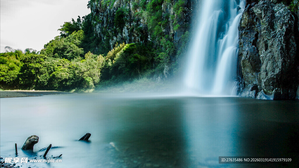 山间瀑布下的静谧水域