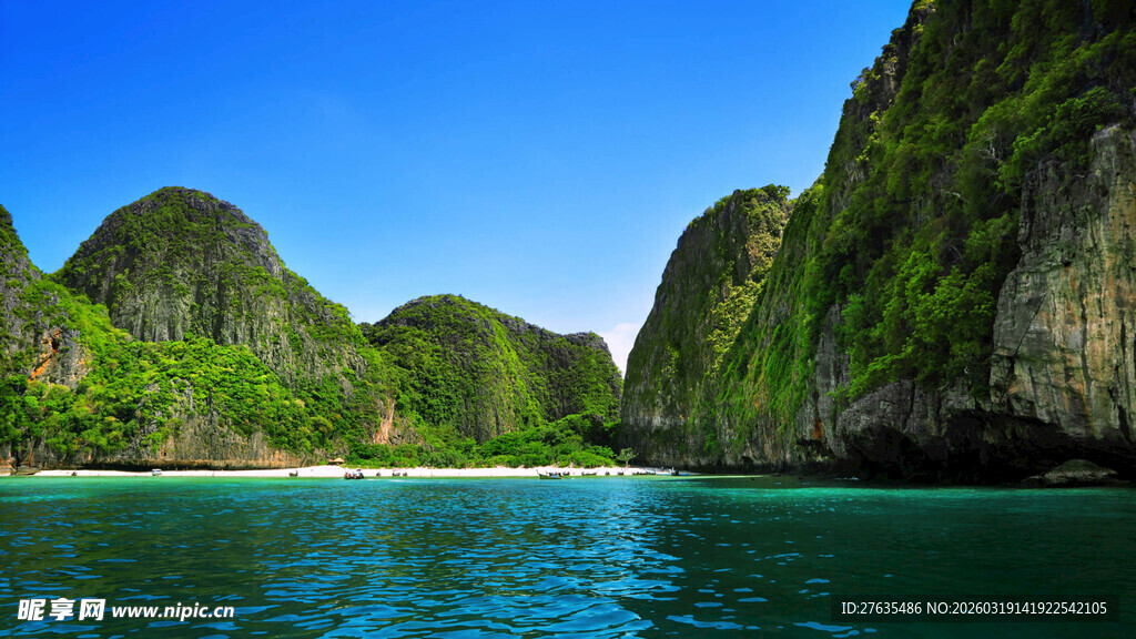 美丽海湾中的翠绿山峦