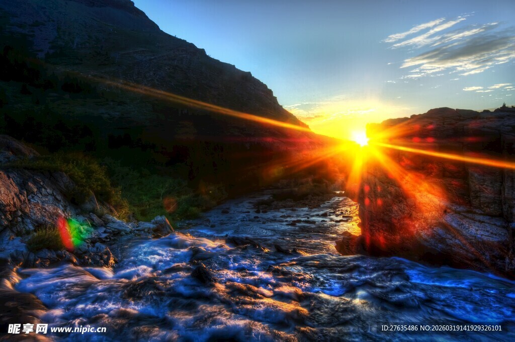山间日出溪流美景