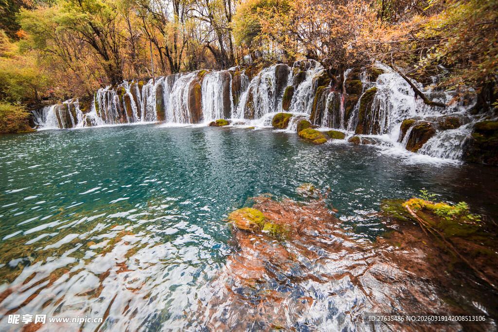 山间秀丽瀑布下的碧绿潭水