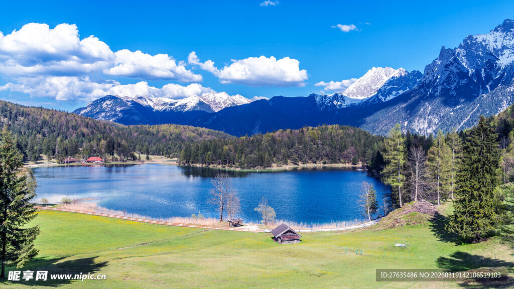 高山湖泊绝美自然风光