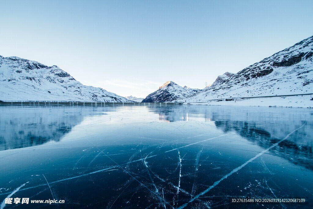 冰封湖面的静谧冬日美景