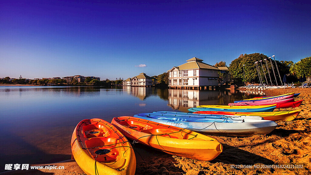 湖畔多彩皮划艇美景