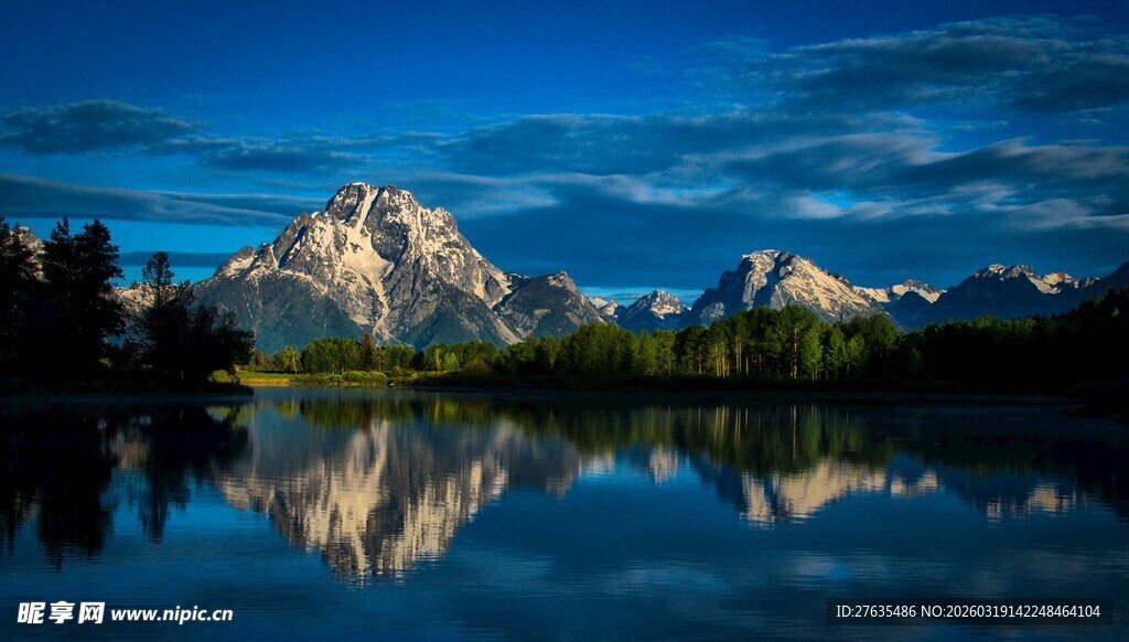 壮丽山景与湖面倒影