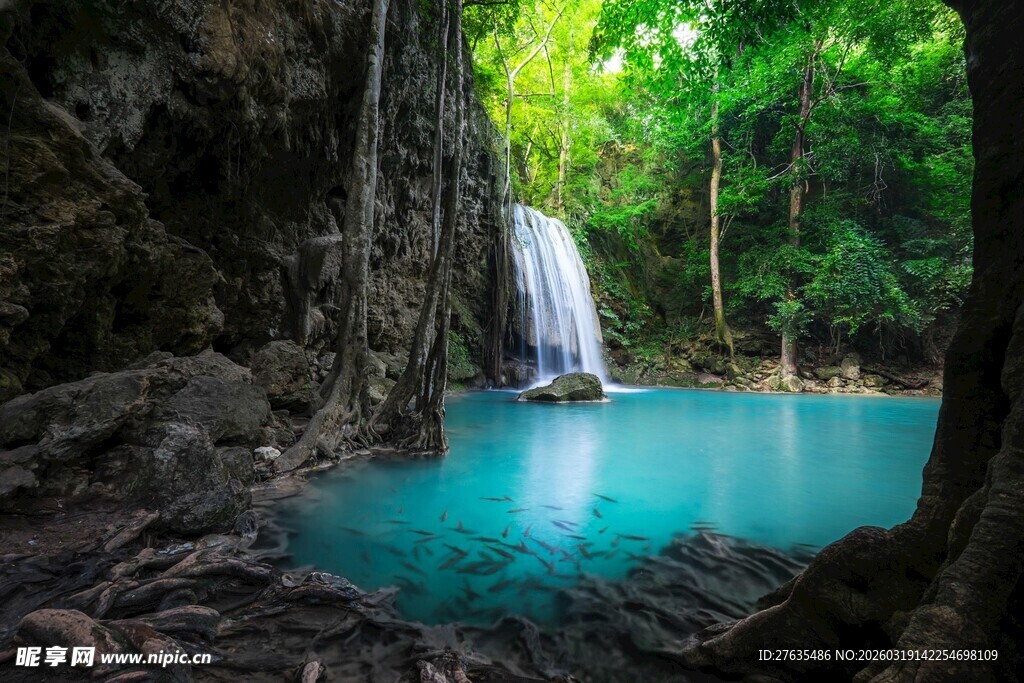 森林中的绝美蓝色瀑布池