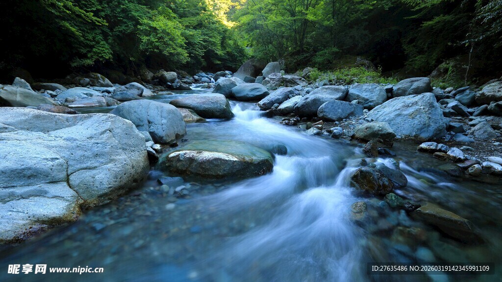 山间溪流潺潺