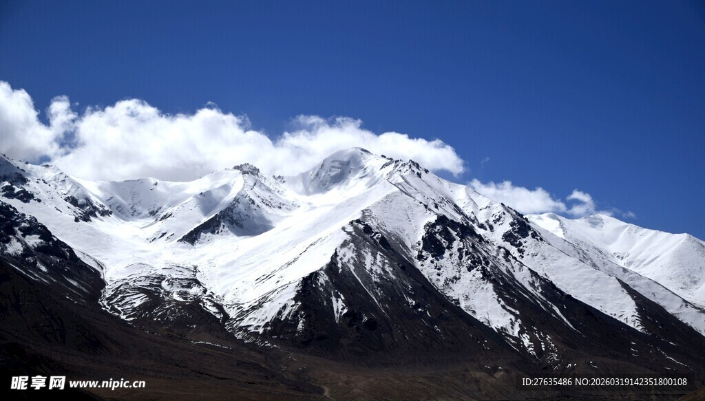 巍峨雪山映蓝天