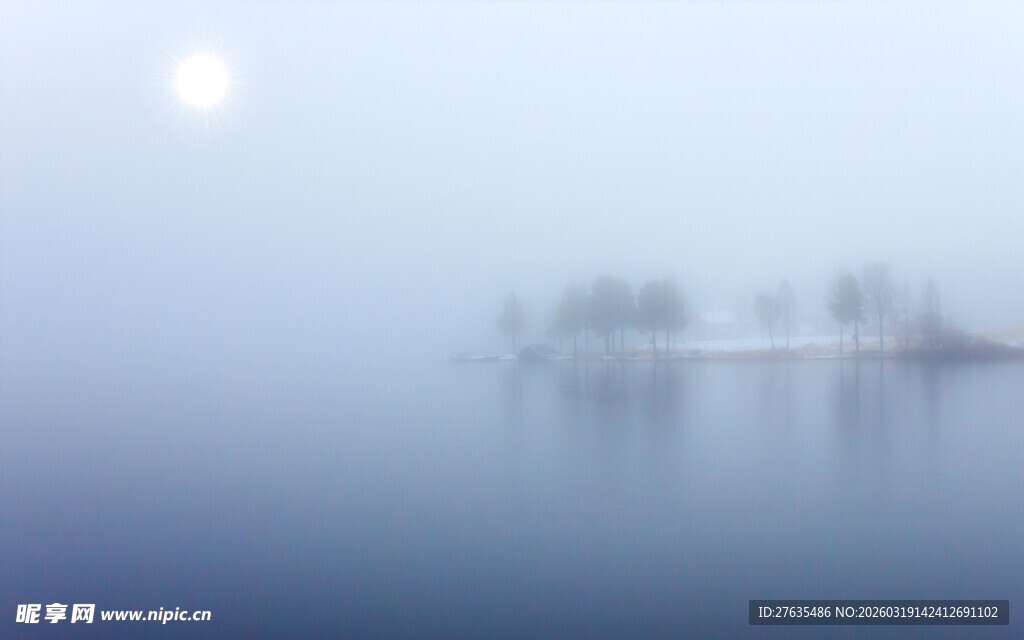 雾中湖景