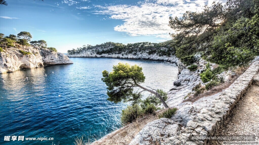 海岸边的美丽小径风景
