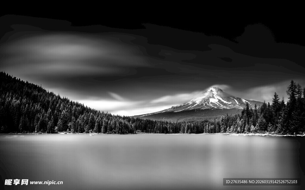 黑白湖畔富士山风景