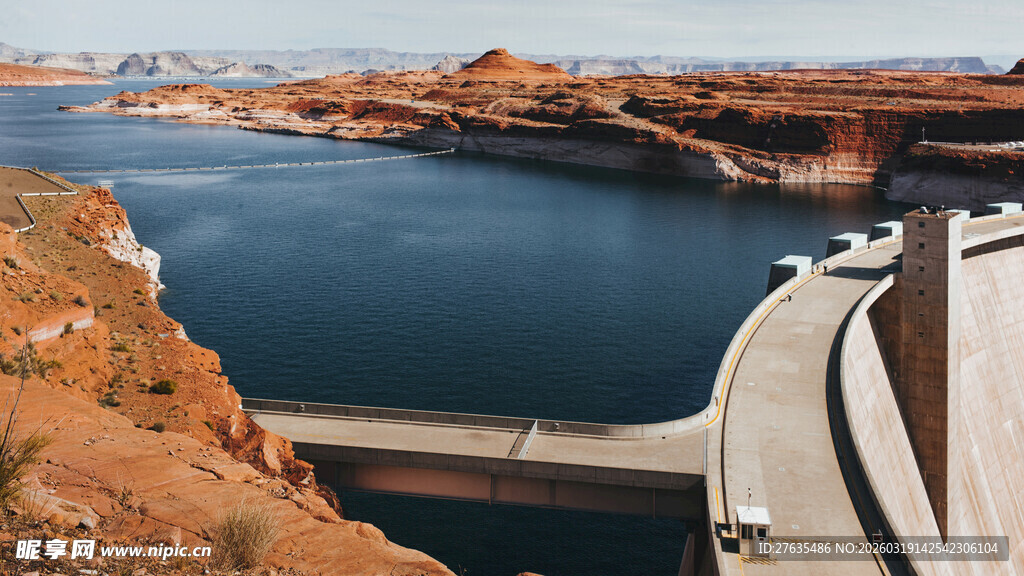 鲍威尔湖旁的壮观水坝