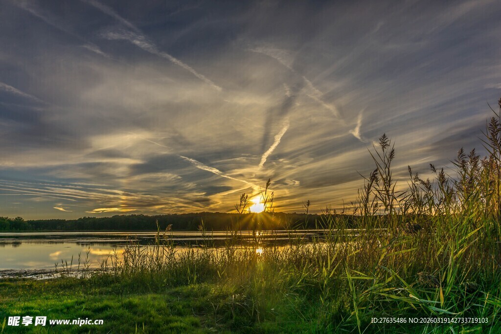 湖畔夕阳下的美丽自然景观