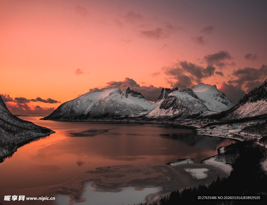 湖畔壮丽日出雪山美景