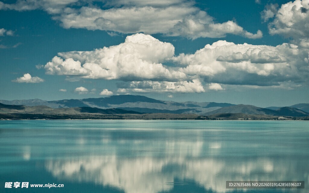 宁静湖泊与蓝天白云倒影
