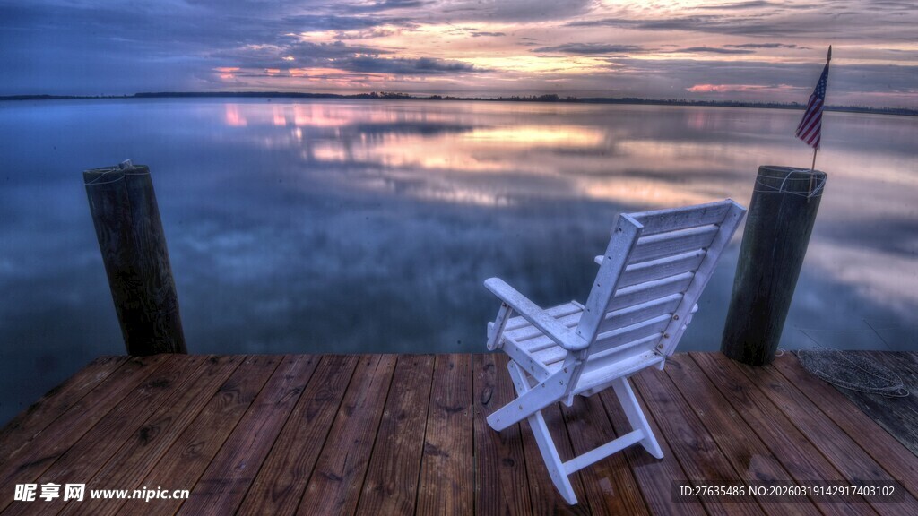 海边木栈道上的孤独摇椅