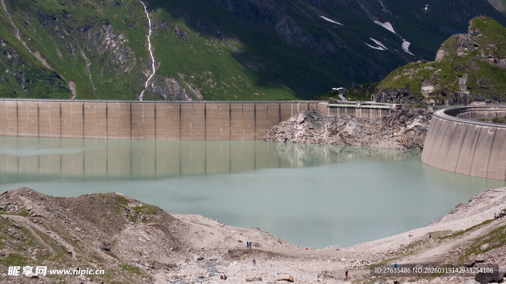 高山中的宁静蓄水湖泊