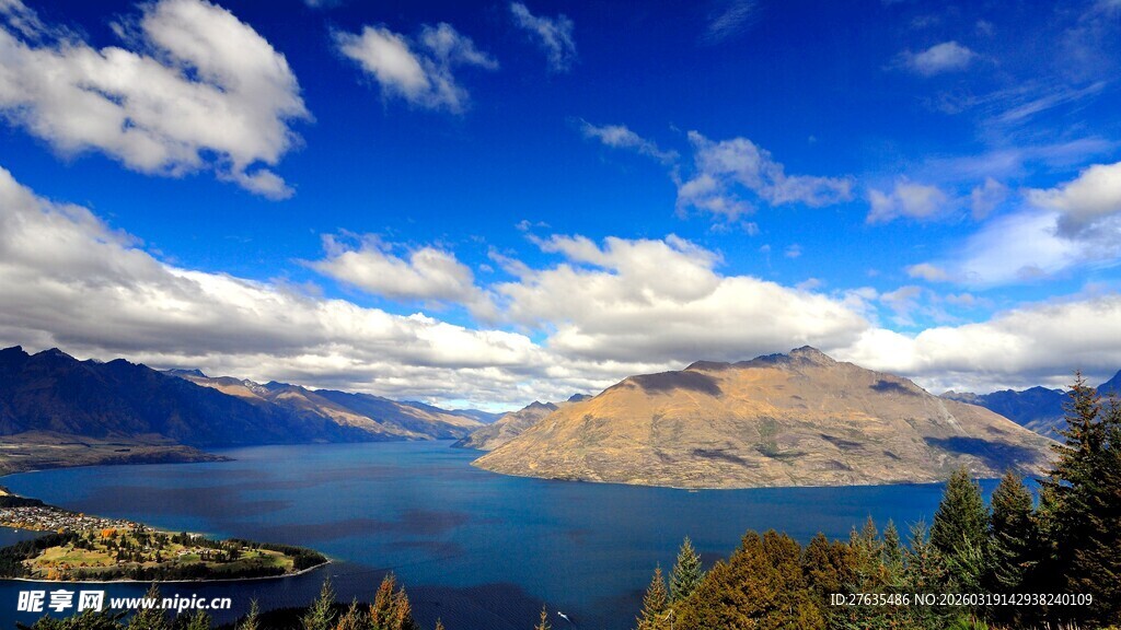 美丽湖景与蓝天白云相伴
