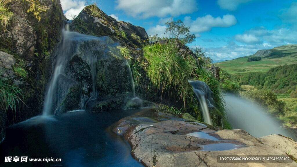 山间瀑布与开阔美景