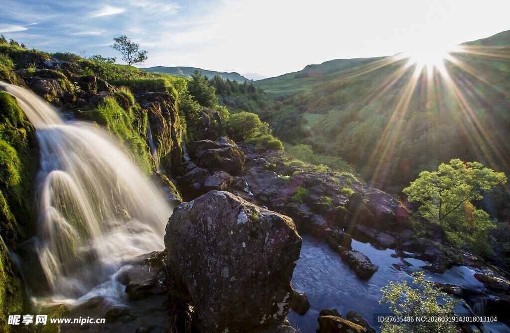 山间瀑布迎日出美景