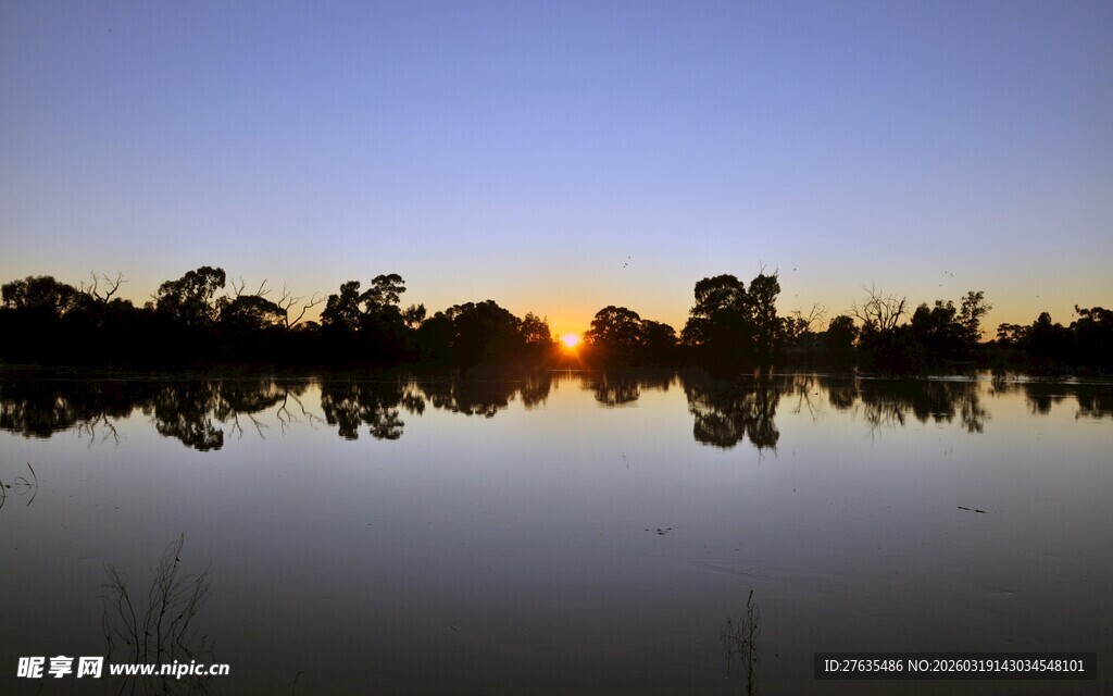 湖畔日落美景倒影如画