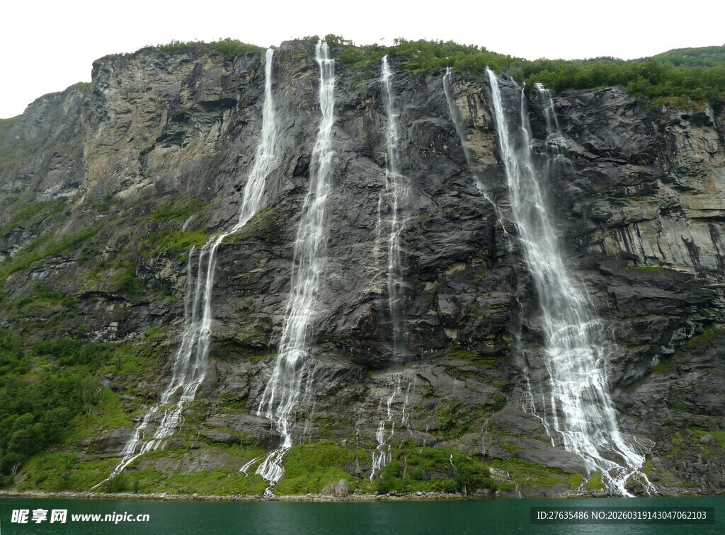 壮丽高山瀑布景观