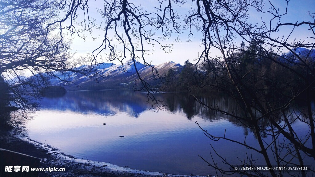 冬日静谧湖景图