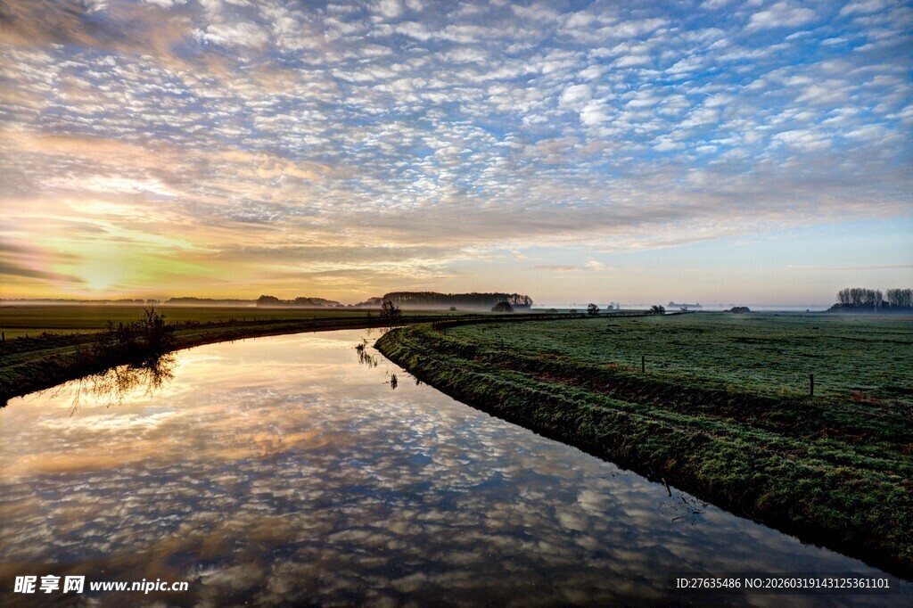 河畔晨曦美景