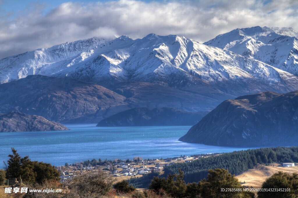 壮丽雪山下的蓝色湖泊