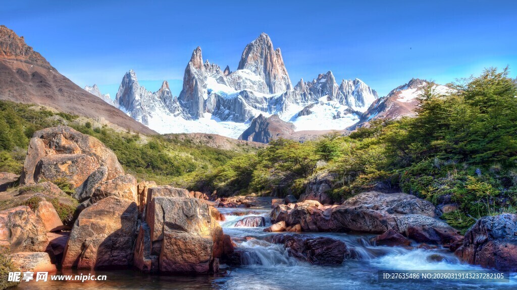 山间溪流旁的壮丽雪山