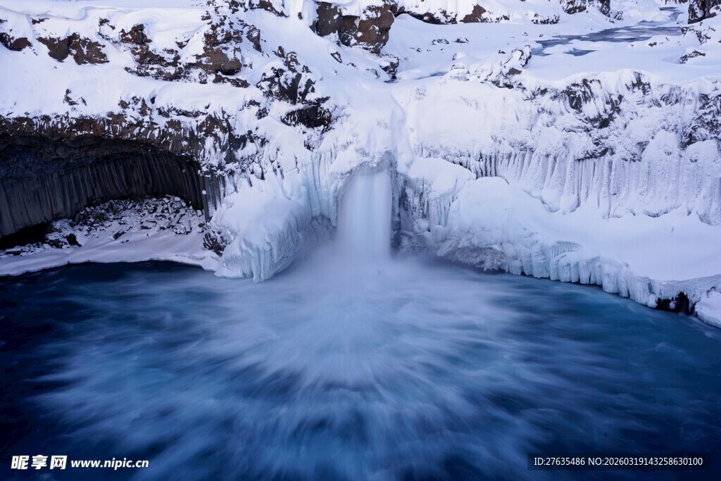 冬日冰瀑下的幽蓝潭水