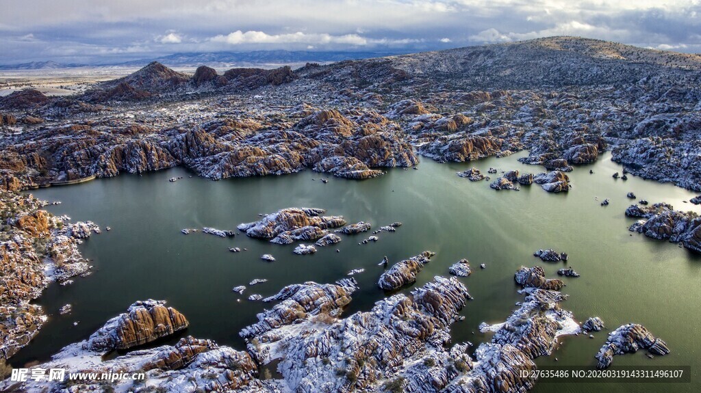 壮丽山水间的静谧湖泊