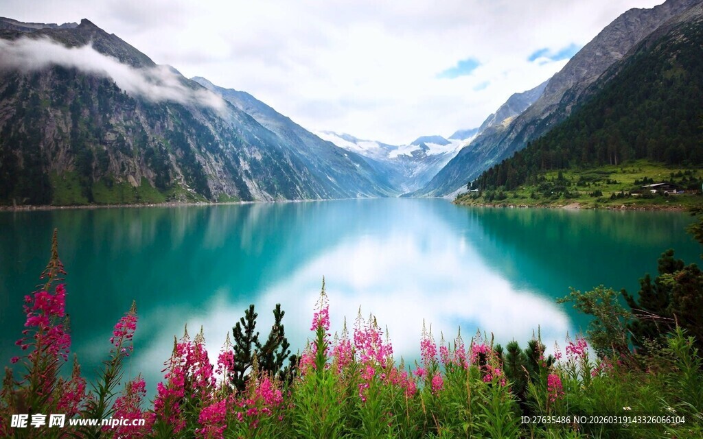 湖畔繁花伴青山绿水