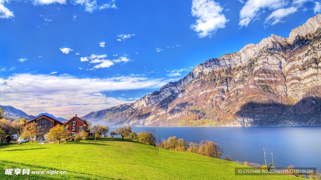 湖畔青山美景如画