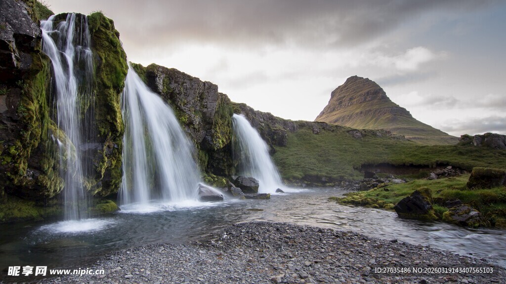 冰岛壮丽瀑布与远山景观