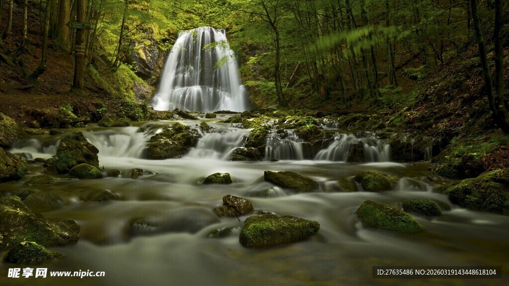 山林间的灵动瀑布溪流