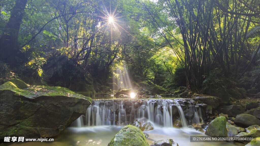 山林间的潺潺瀑布美景