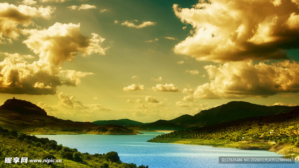 湖畔山峦间的壮丽云霞