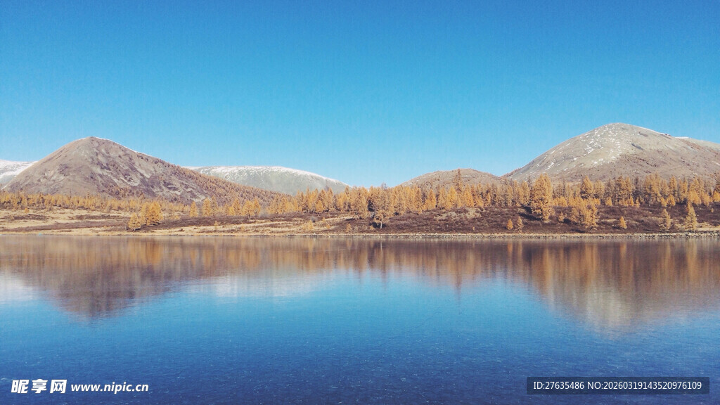 宁静湖畔的壮丽山景
