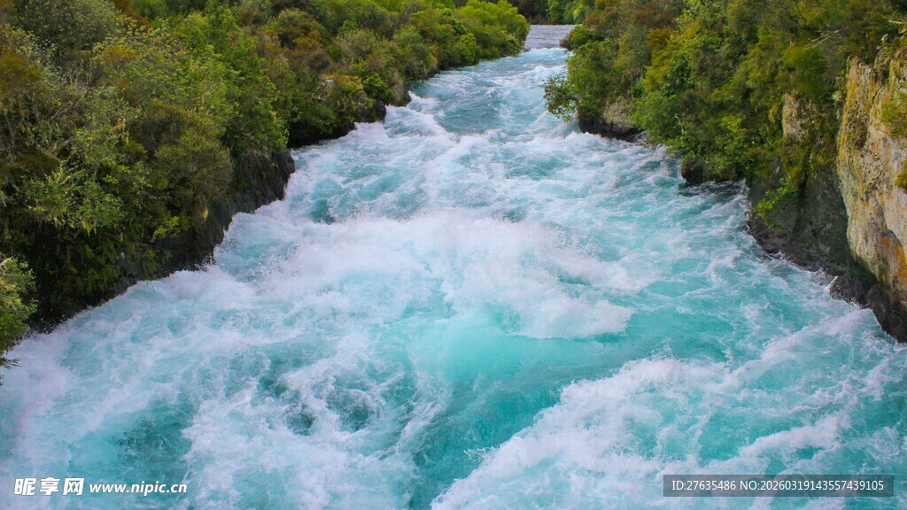 湍急蓝绿色河流穿行山林