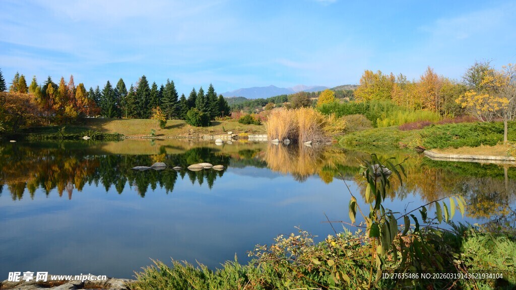秋日静谧湖畔风光